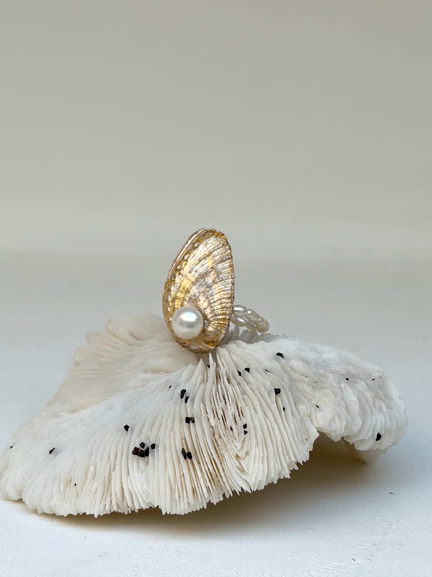 Bague Ormeau nacré et feuille d’or