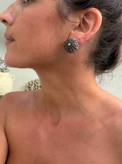 Boucles d’oreilles à clip Timéa - Oursin noir - pièce unique ©️