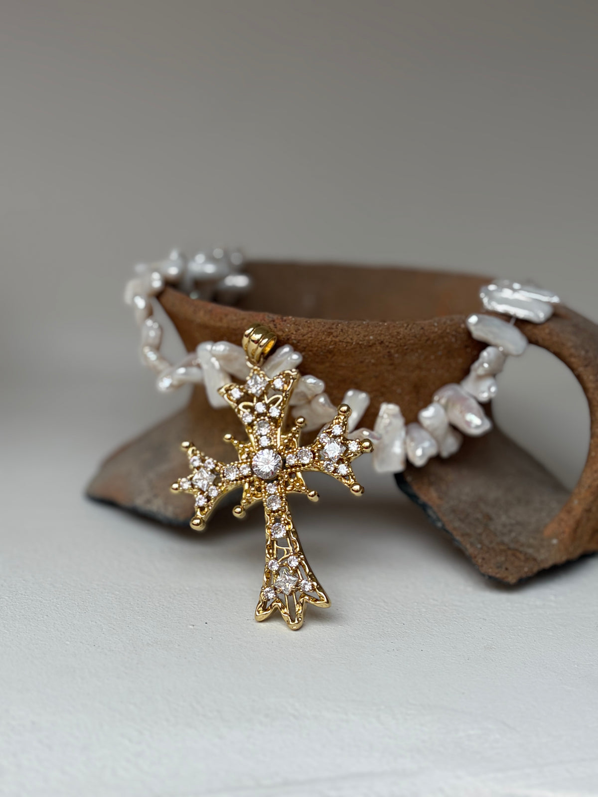 Collier Leone White