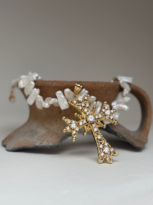 Collier Leone White