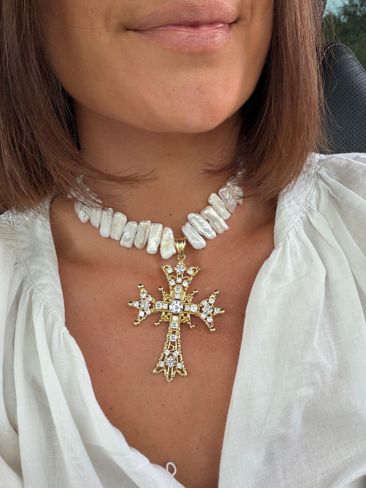 Collier Leone White