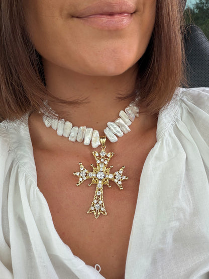 Collier Leone White