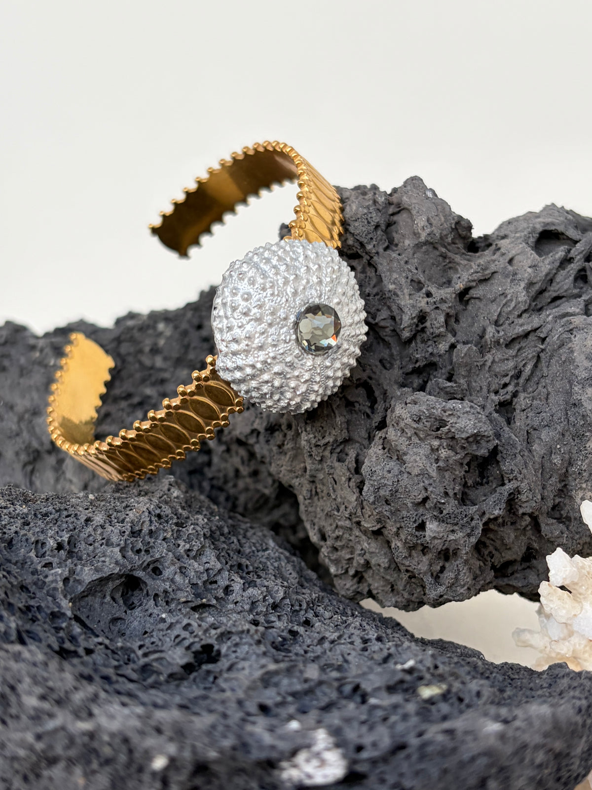 Bracelet Jona - jonc acier inoxydable et oursin nacré- pièce unique ©️