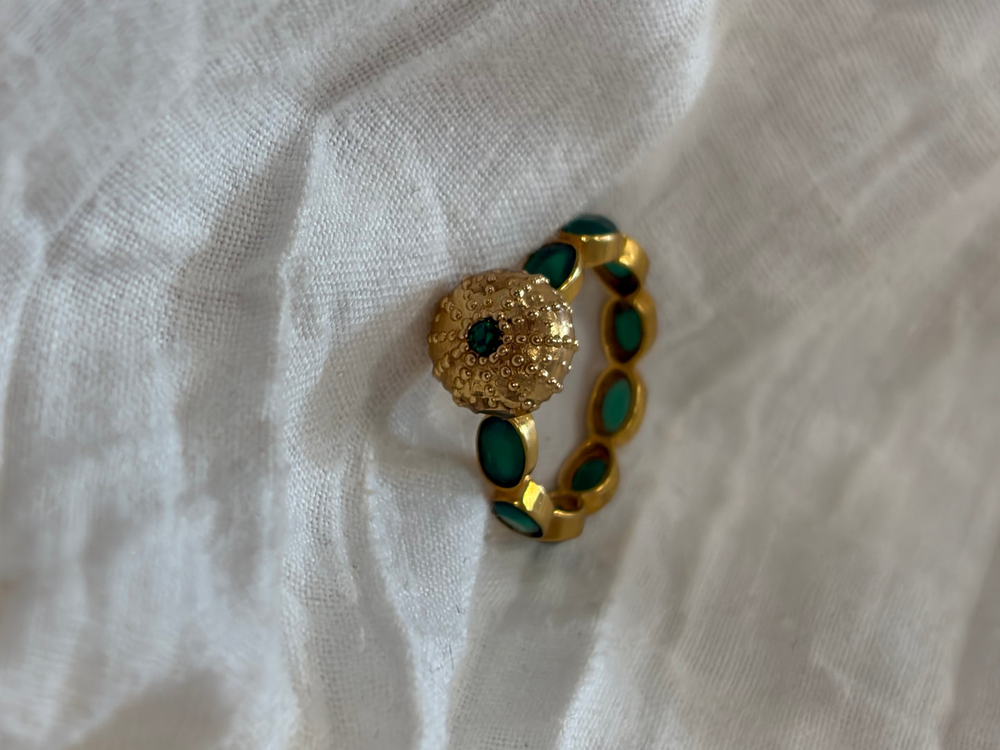Bague Onyx vert et Oursin gold ✨