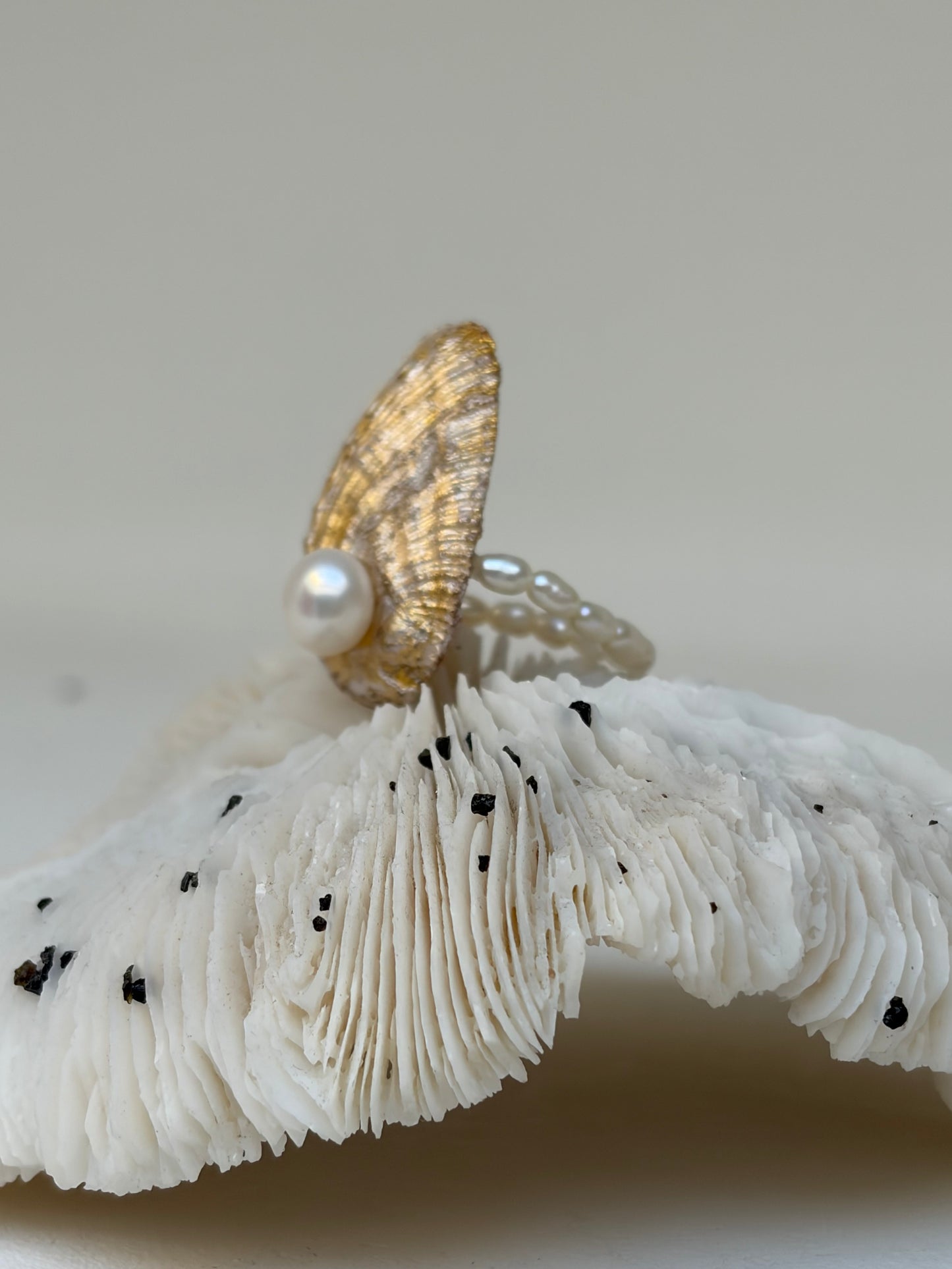 Bague Ormeau nacré et feuille d’or