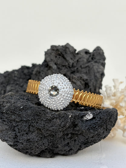 Bracelet Jona - jonc acier inoxydable et oursin nacré- pièce unique ©️