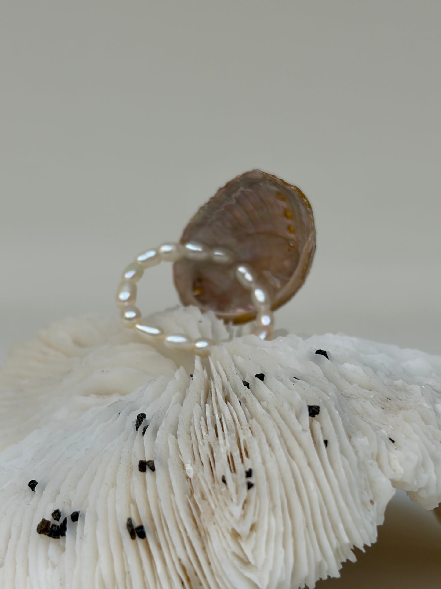 Bague Ormeau nacré et feuille d’or