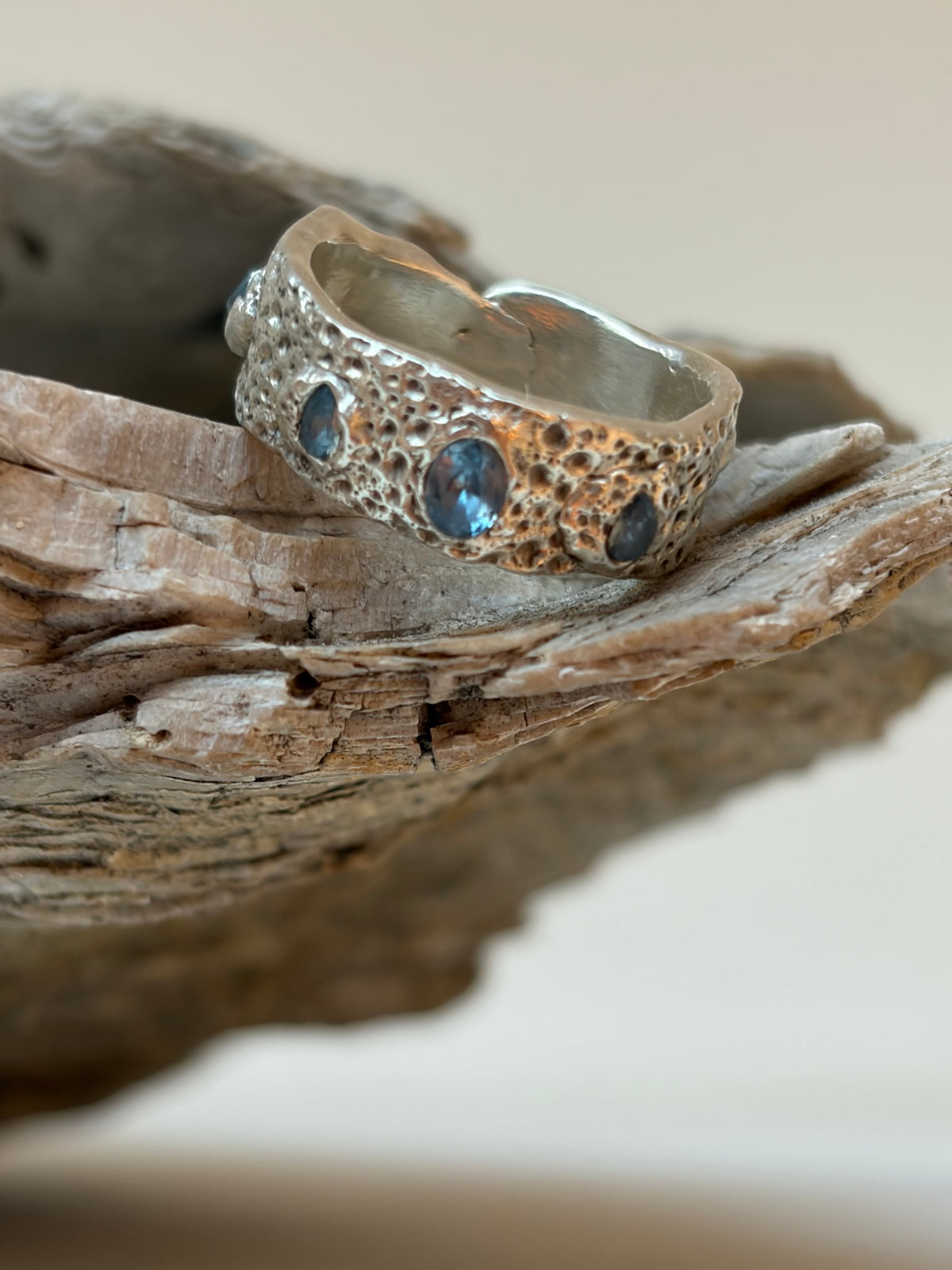Bague Miléade - argent 950 et tanzanite - pièce unique artisanale Kaküka Jewelry ©️