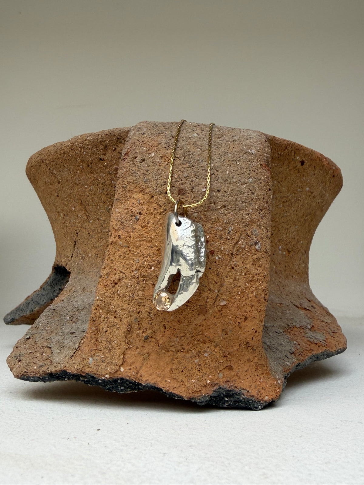 Collier ON EN PINCE 🦀 Kaküka Jewelry - pièce unique - édition limitée by Kaküka Jewelry ©️